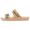 Crocs Classic con stampa mimetica “Tan Green”