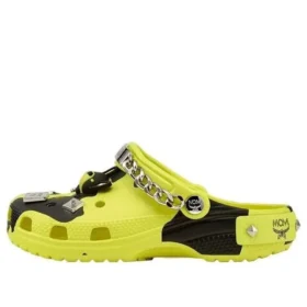 Zoccoli Crocs x MCM con stampa mimetica “Giallo neon”