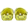 Zoccoli Crocs x MCM con stampa mimetica “Giallo neon”